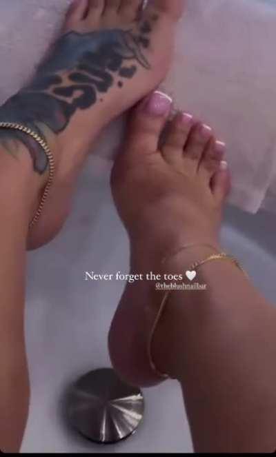 I want to worship her feet