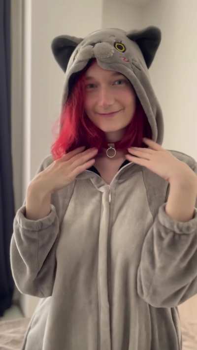 This kitty can’t wait to be undressed