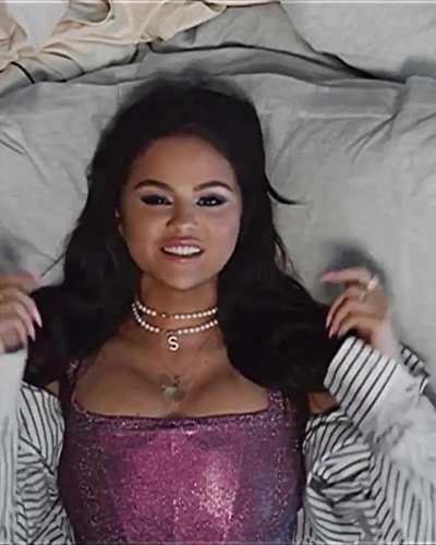 Cute position on selena 