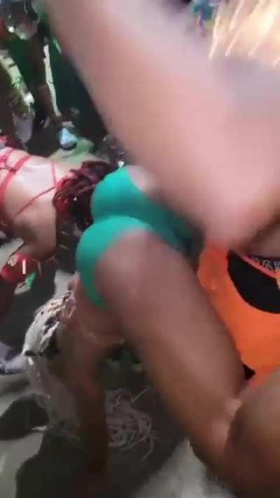 When dancehall is played during carnival (@queenchipsta x @mrsneakylinks)