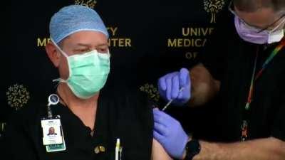 Enfermeiro no Texas fingindo tomar vacina de COVID (repare que a seringa está vazia)