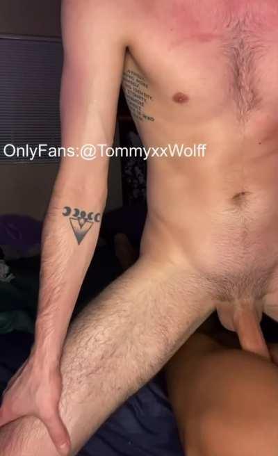 Skinny WhiteBoy Making Her Shake