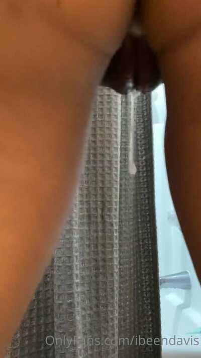 Twerking makes her pussy leak