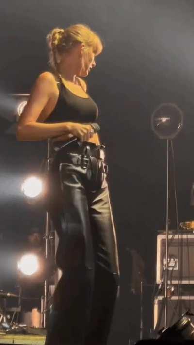 Spotlight on Taylor’s boobs