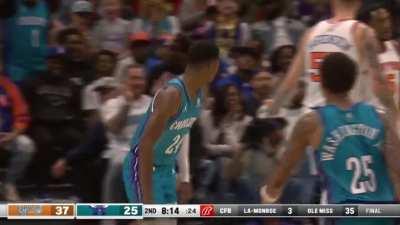 [Highlight] LaMelo throws the alley oop to Miller from beyond halfcourt