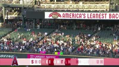 [Highlight] Ohtani crushes one deep for home run #33!