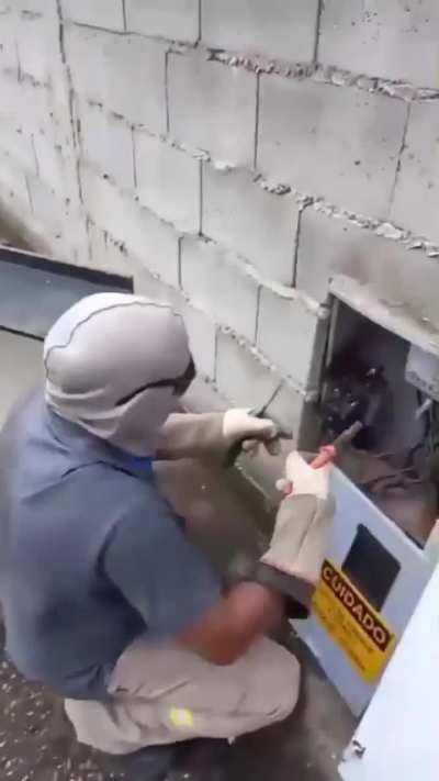 Step aside, guys. Professional in action.