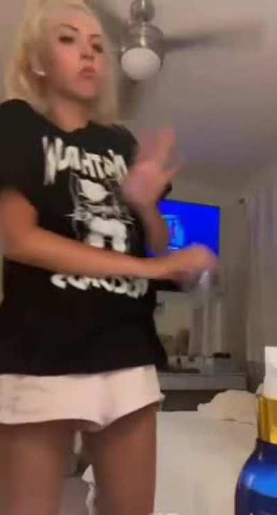 Duffy forgetting she's not wearing a bra