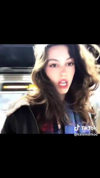 Şu kızların şu saçı beni bitiriyor amk 