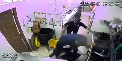 SE BUSCA A ESTE SUJETO POR GOLPIZA A JOVEN. Ocurrió en #SLP este hombre entró hasta la cocina de un subway (sucursal de avenida Rutilio Torres) y dio salvaje golpiza a un joven porque le pidió formarse para ser atendido. Lo dejó inconsciente y con lesione