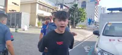 WATCH: Driver ng SUV na nanagasa sa 4 motorista sa Quezon Avenue, Quezon City, nagwala habang pinapakalma ng mga humuling pulis @dzbb