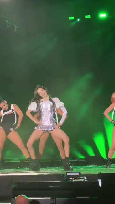 Stylish Lisa 🤍 Amazing dancer!