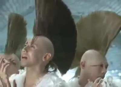 🎶If you happy and you know it clap your hair... wait, what?