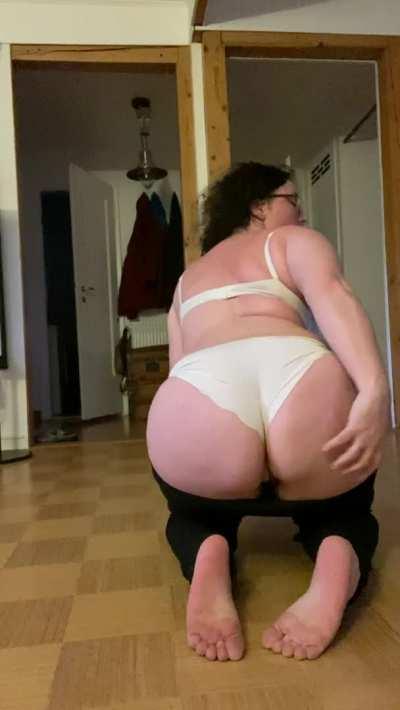 What’s your favorite food? Mine is a cream pie 🥧 🤫