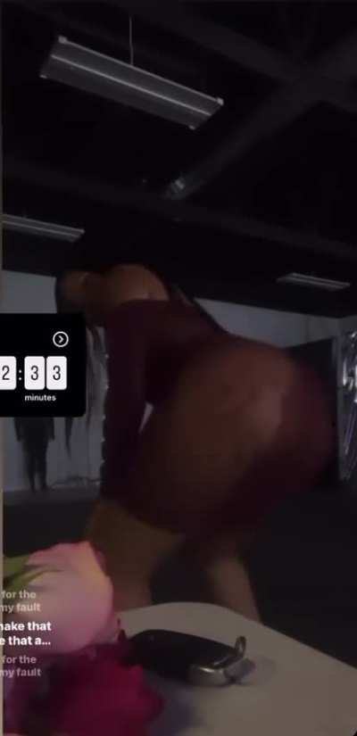 She moves it so effortlessly😩