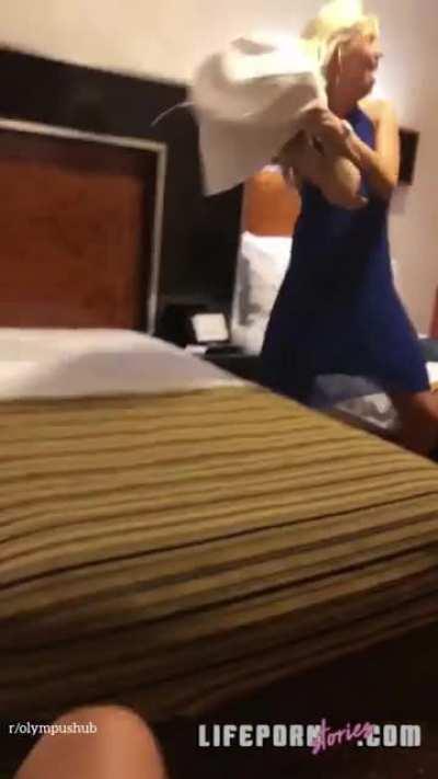 LifePornStories - Karol Lilien (Eleman Karol Lilien ve arkadaşlarıyla bir gece geçiriyor.)