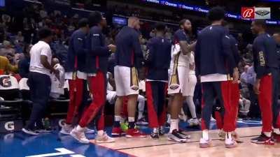 [Highlight] Zion Williamson recovers his scrambled pass to make a buzzer-beating floater (with replay)