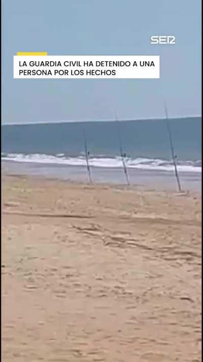 Una narcolancha irrumpe de forma temeraria entre los bañistas de la playa de Huelva en plena persecución policial