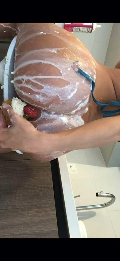 Lana’s hidden talent- Cake decorator