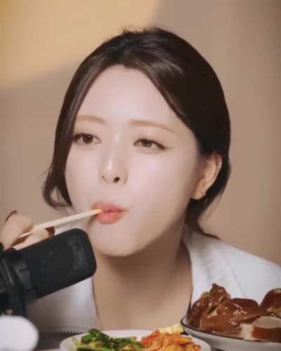 Yuna of ITZY enjoying food
