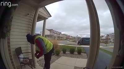 The homeowner left snacks and drinks out for delivery drivers during the holidays. The little dance he does at the end made my day.