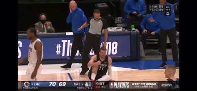 (Highlight) Luka Doncic sprints to the ref and sits on the floor to protest a foul called on him