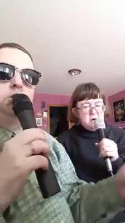 Petite chanson chantée avec Marie- Christine pour vous rappeler que le changement d'horaire c'est ce weekend !! Des bisous 