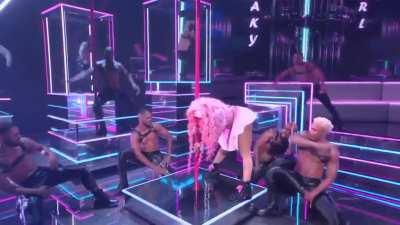 Nicki twerking while performing tonight