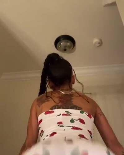 I just want her to sit on my face 😩