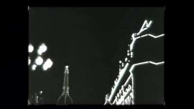 Así lucia la Ciudad de Buenos Aires durante marzo de 1931 para recibir al Príncipe de Galés y a su hermano. Banderas argentinas y británicas colgadas en cada calle y por la noche, se encendían todas las iluminaciones en los edificios públicos porteños.