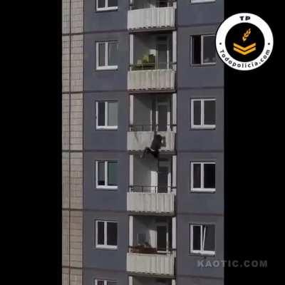 Thief jumps from balcony to balcony, misses one