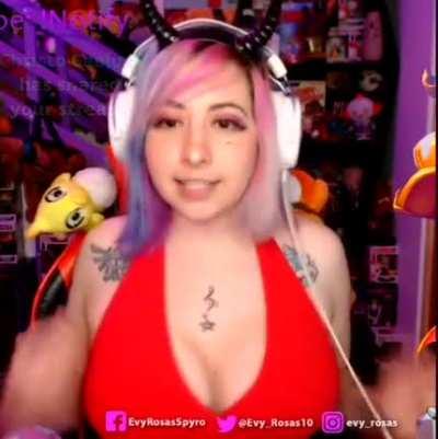 Lo único que se le pide a esta morra y ni eso puede hacer. Que se siente, las mueva y disfrute donaciones.