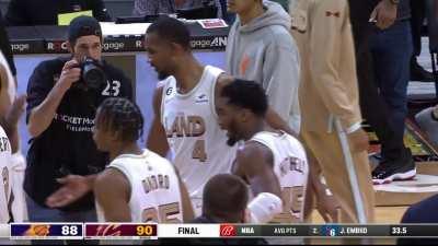 [Highlight] Mikal Bridges attempts and misses a game-tying mid-range shot. Donovan Mitchell celebrates his defensive stop on Bridges!