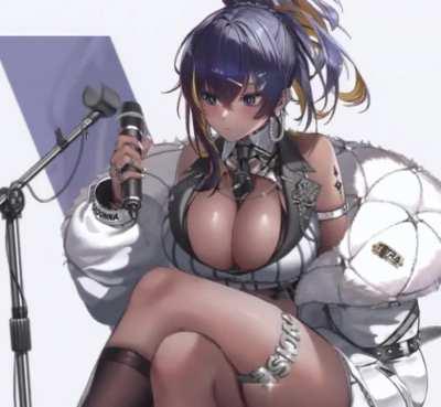 Is it just me, or the way she shakes the mic looks kinda sus….