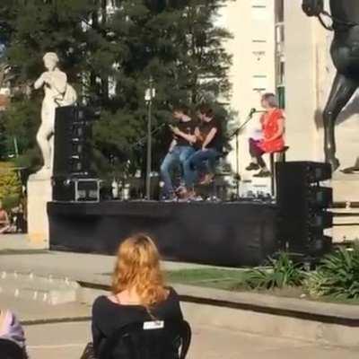 Solano estaba dando hablando de Milei y un rappi paso y le tiro 