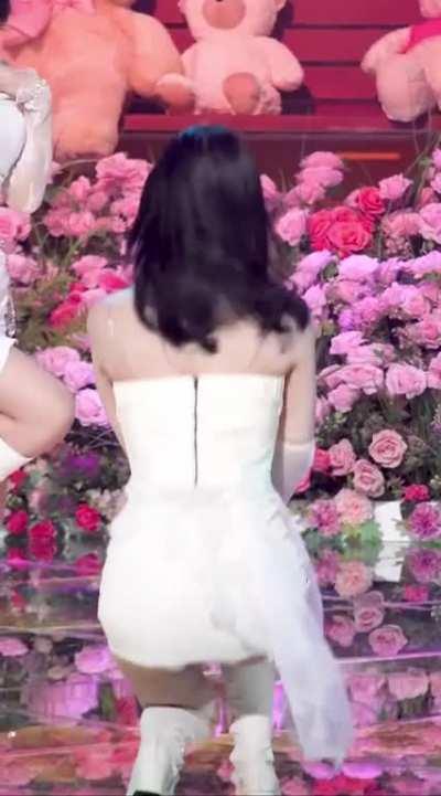 Chaeyoung, ur cheeks are all out 🥰🥵