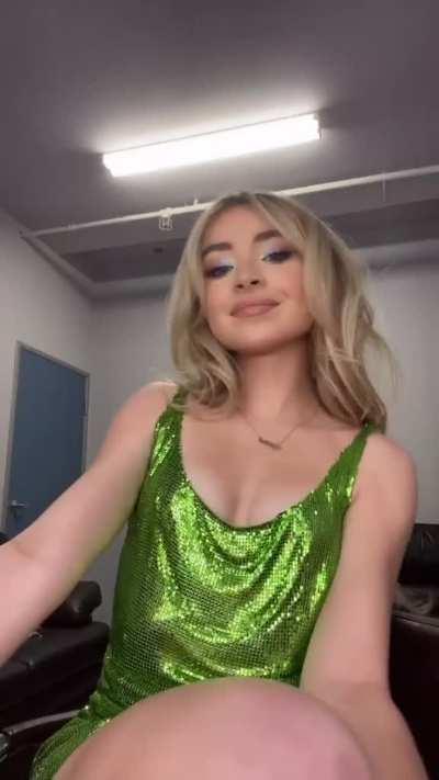 Showing off her perfect tits and slutty mouth 😍