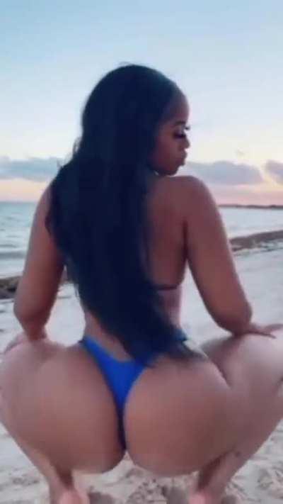 Showing Flexible & Cheeks 🍑🤤❤️😍