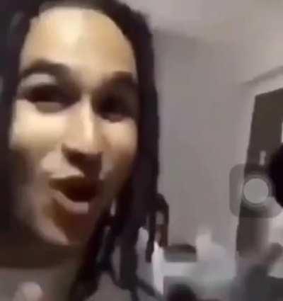 EU TO FUM4ND0 M4C0NH4 COM O TUE