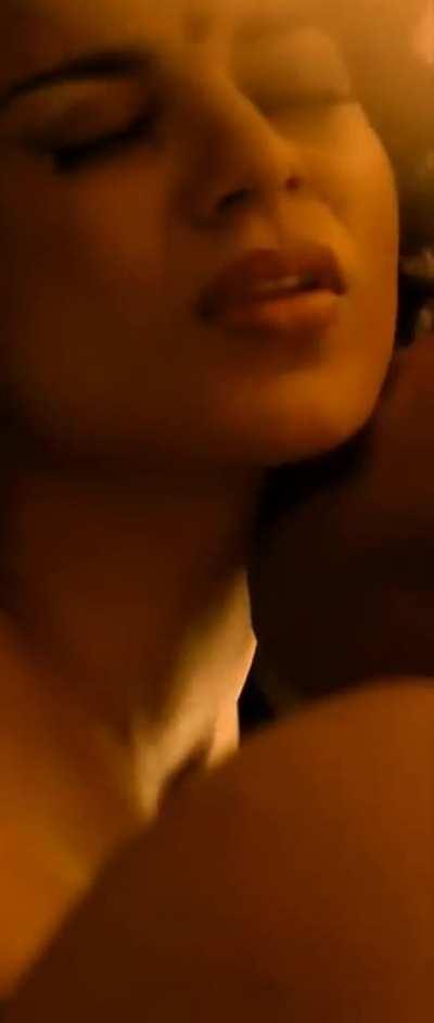 Kangana Ranaut hot scene