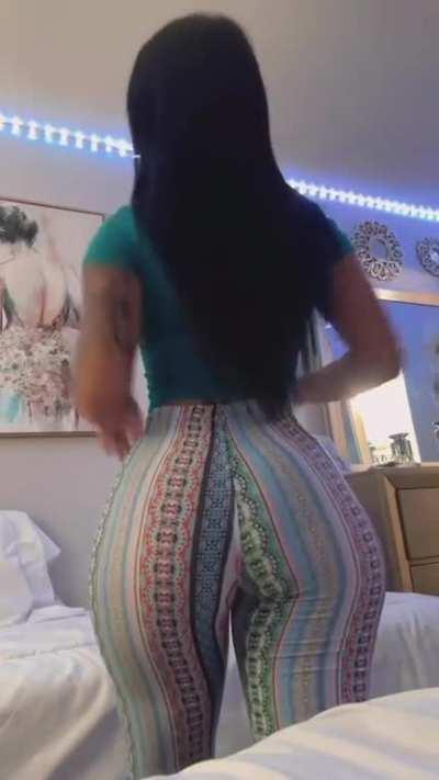 Sheshhh!😮‍💨🍑