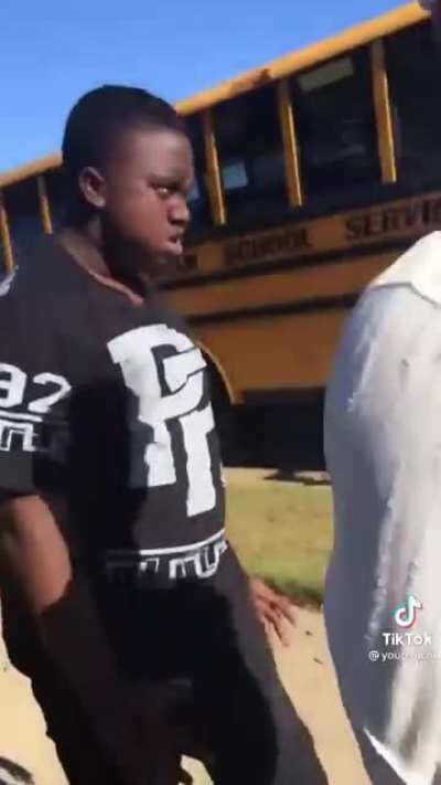 Ik this aint worldstar but 😂😂😂