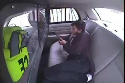 Это сукин сын опять сбежал из полицейской машины