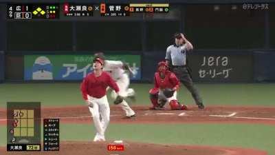 [Highlight] (NPB) 10 time GG winner Ryosuke Kikuchi catches and tosses it with his bare hands!