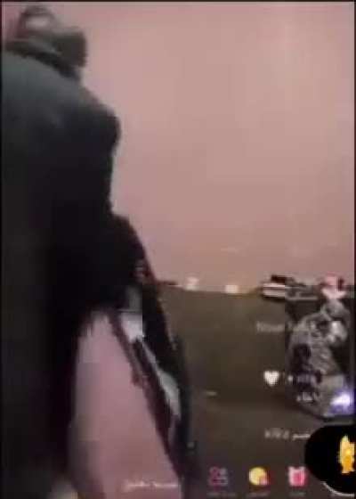 Tiktokta canlı yayın açan arap kızı babası yakalayıp dövüyor.