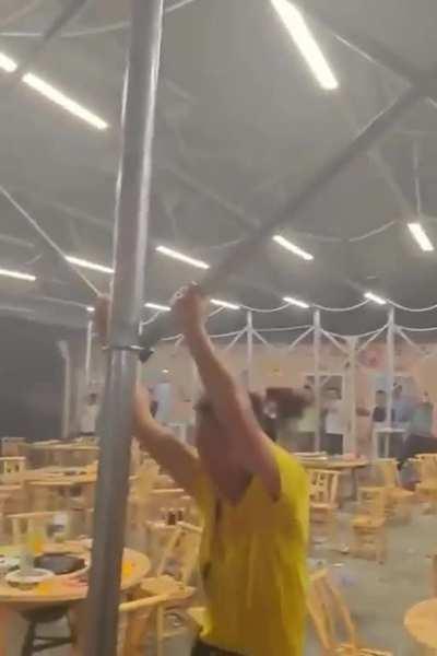 Powerful winds carry away waiters along with the roof. A viral video shows the employees of a Chinese restaurant holding onto the roof for dear life in the city of Yichang. But the wind was so powerful that it swept away the canopy together with the staff