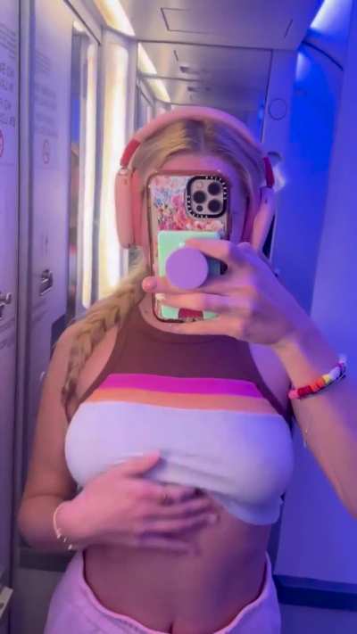 Pretty face with a body like waah 😈