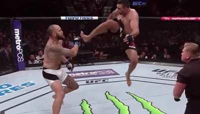 Fabricio Werdum flying kick against Travis Browne