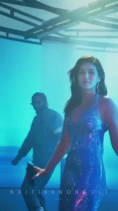 Kriti sanon sexy cleavage 🤤