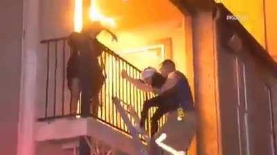 Ahhh no nos quieren dar sueldo. Listo todos al fuego de vuelta